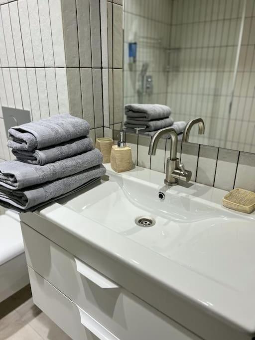 2 Bedroom On Ismail Corner Stefan Cel Mare, New Apartment, Chisinau Center! Exterior photo